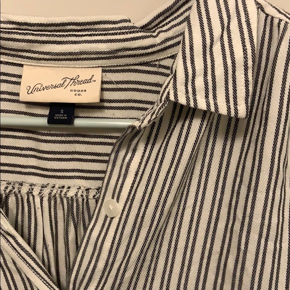 Button up Universal Thread top - Picture 2 of 3